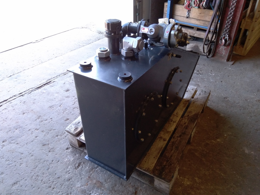 Bomag BM1000-35 - - Hydraulic tank for Construction machinery: picture 4 Bomag BM1000-35 - - Hydraulic tank for Construction machinery: picture 4