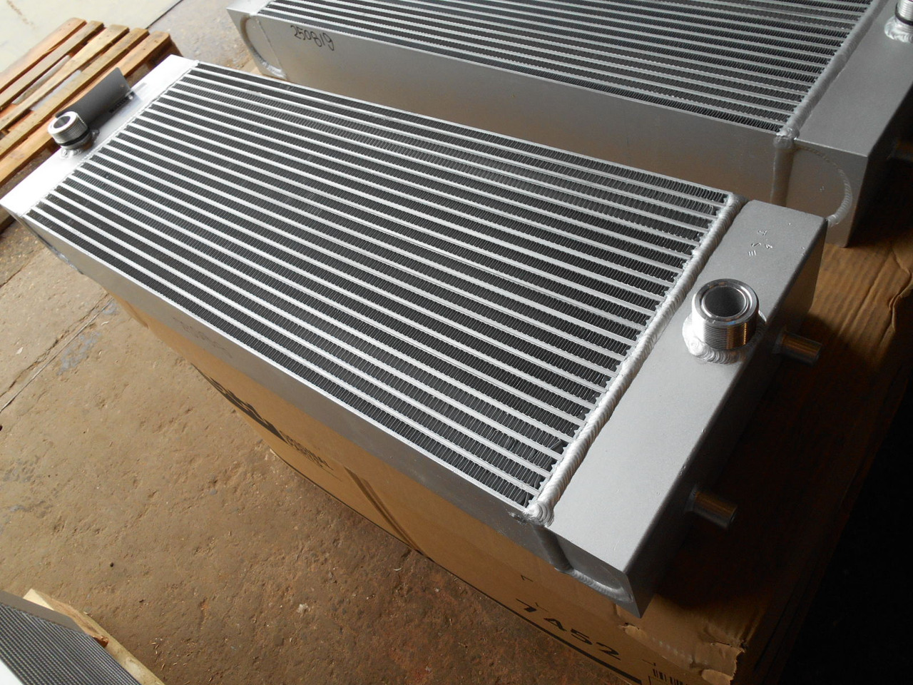 Case 84588262 - Oil cooler for Construction machinery: picture 1 Case 84588262 - Oil cooler for Construction machinery: picture 1
