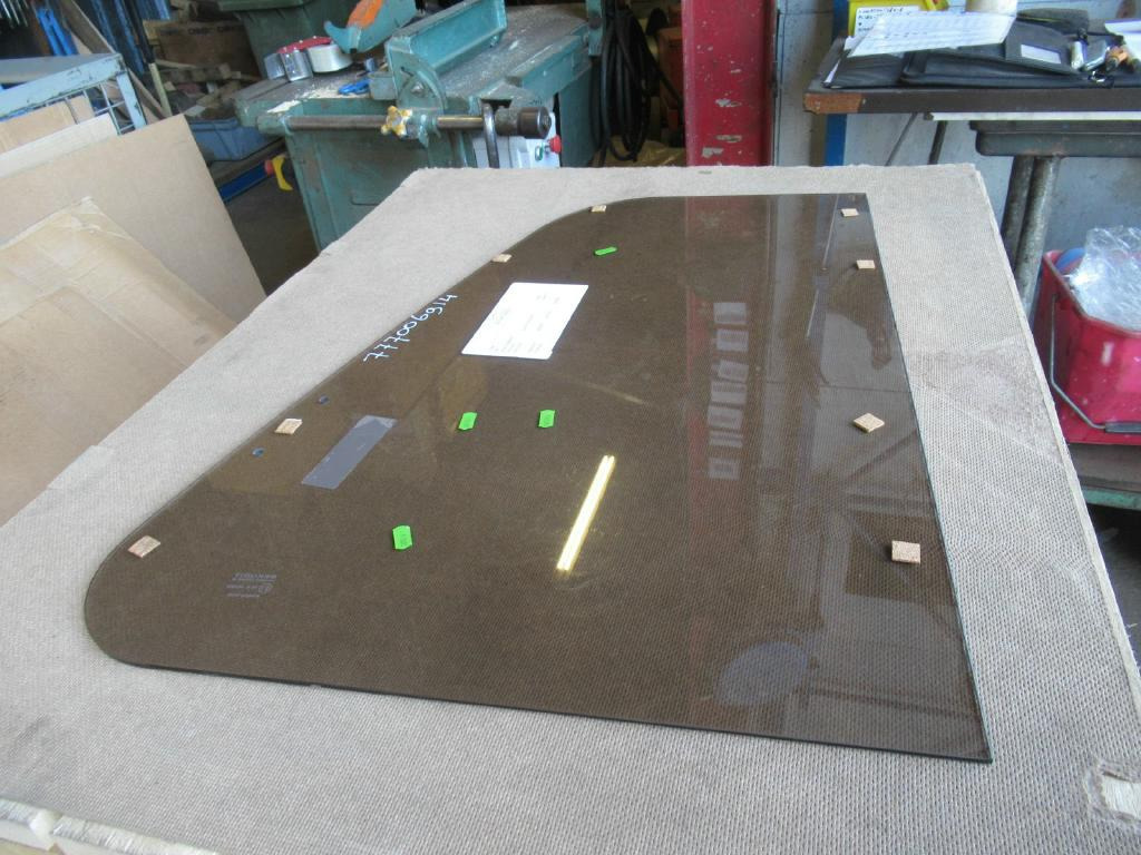 Hitachi 3600203 - - Window and parts for Construction machinery: picture 2 Hitachi 3600203 - - Window and parts for Construction machinery: picture 2