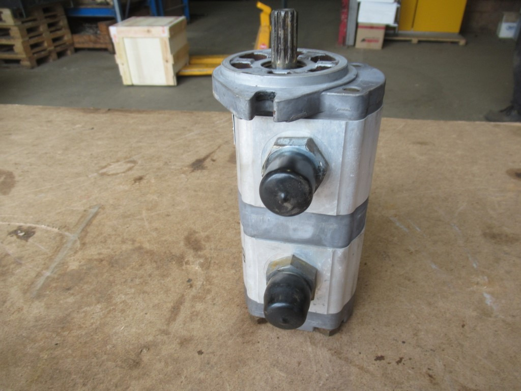 Hitachi 9218031 - - Steering pump for Construction machinery: picture 2 Hitachi 9218031 - - Steering pump for Construction machinery: picture 2