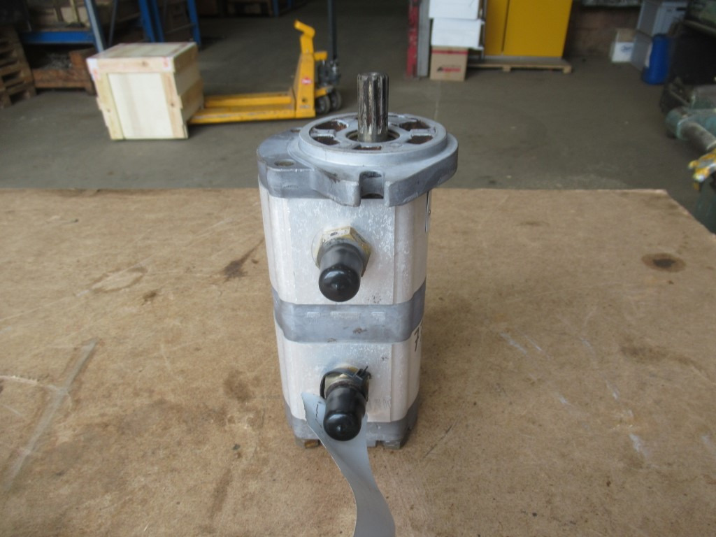 Hitachi 9218031 - - Steering pump for Construction machinery: picture 4 Hitachi 9218031 - - Steering pump for Construction machinery: picture 4