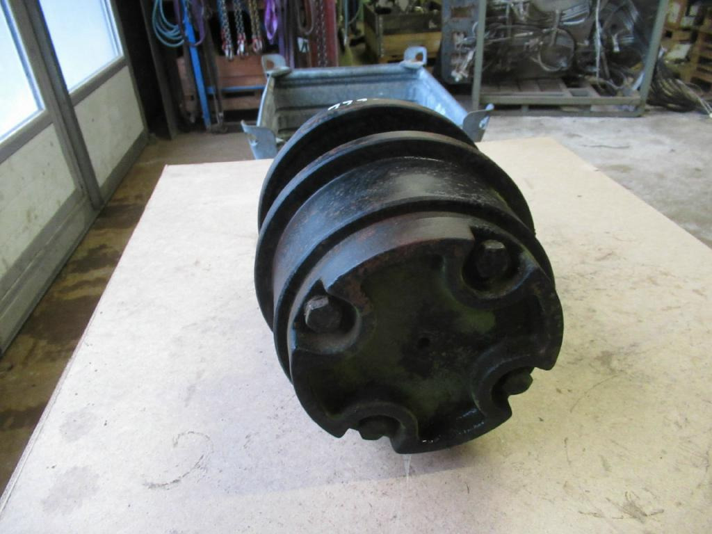 Hyundai 800 Series - - Track roller for Construction machinery: picture 3 Hyundai 800 Series - - Track roller for Construction machinery: picture 3