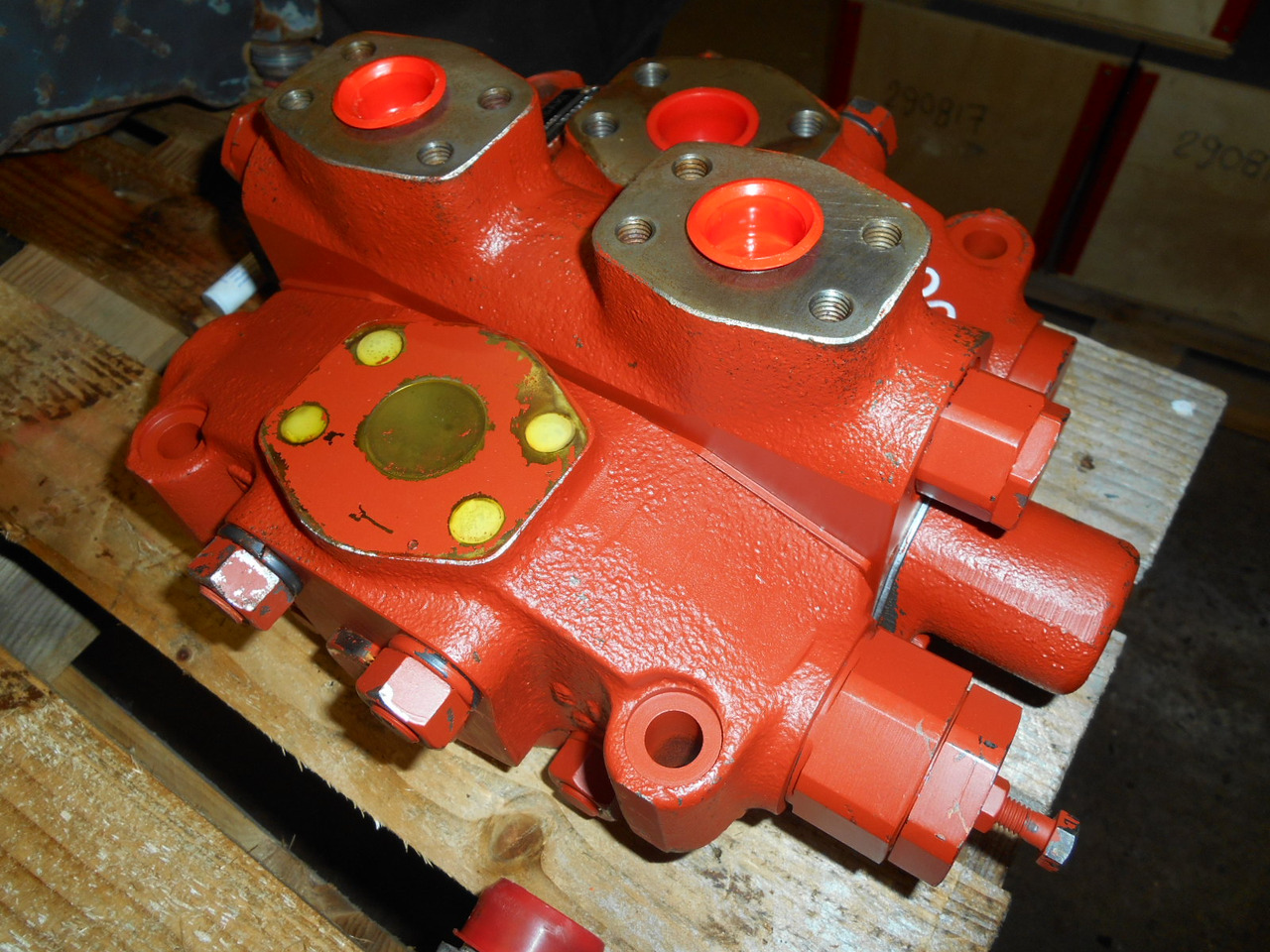 Kawasaki MW125P040A - - Hydraulic valve for Construction machinery: picture 1 Kawasaki MW125P040A - - Hydraulic valve for Construction machinery: picture 1
