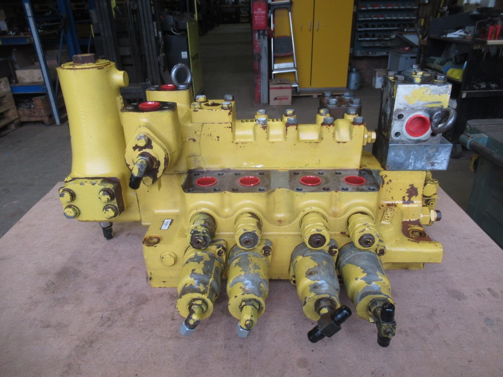 Komatsu 709-149-4200 - 7091494200 - Hydraulic valve for Construction machinery: picture 1 Komatsu 709-149-4200 - 7091494200 - Hydraulic valve for Construction machinery: picture 1