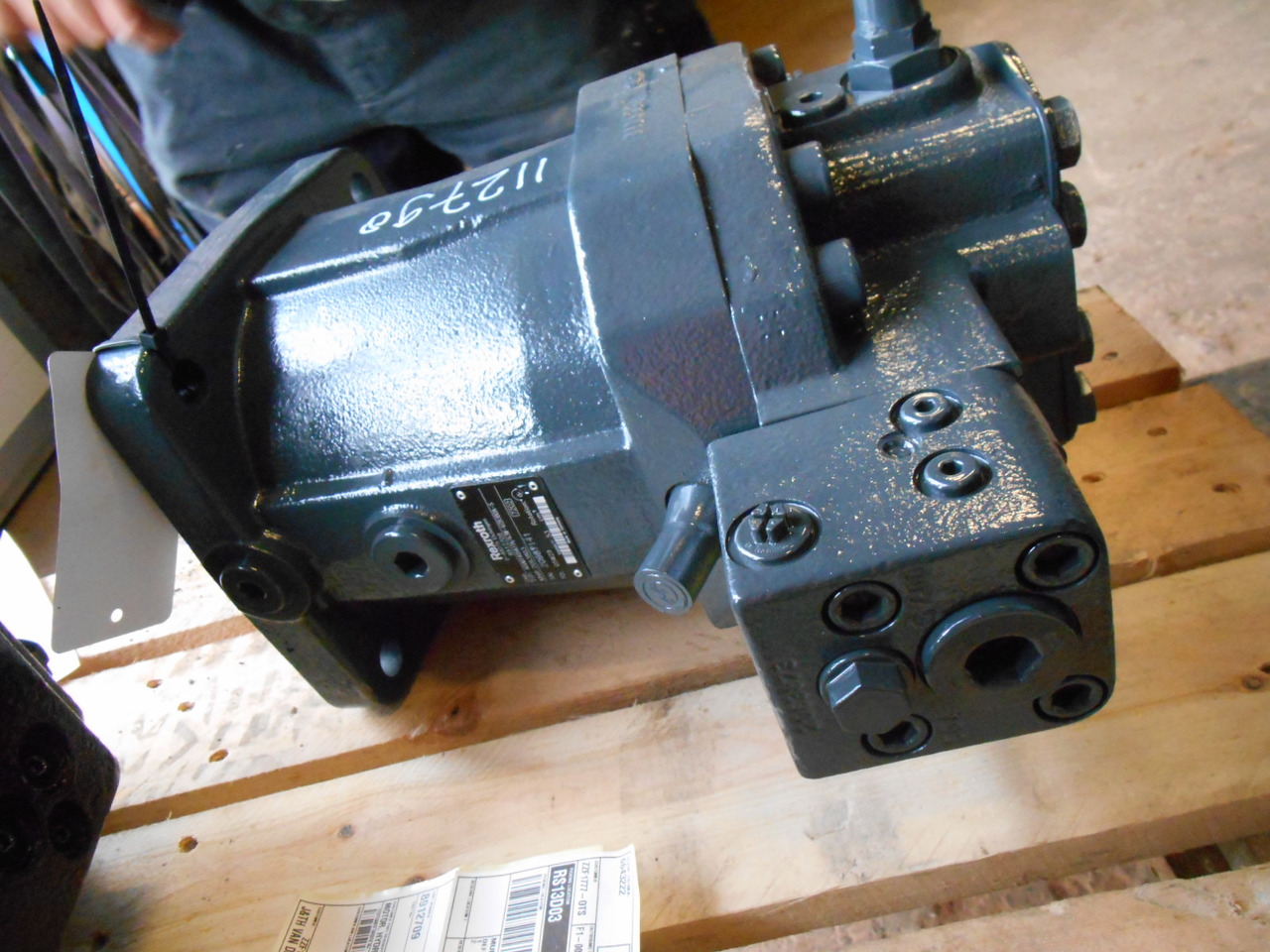 New Holland 8912709 - 8911116 - Hydraulic motor for Construction machinery: picture 2 New Holland 8912709 - 8911116 - Hydraulic motor for Construction machinery: picture 2