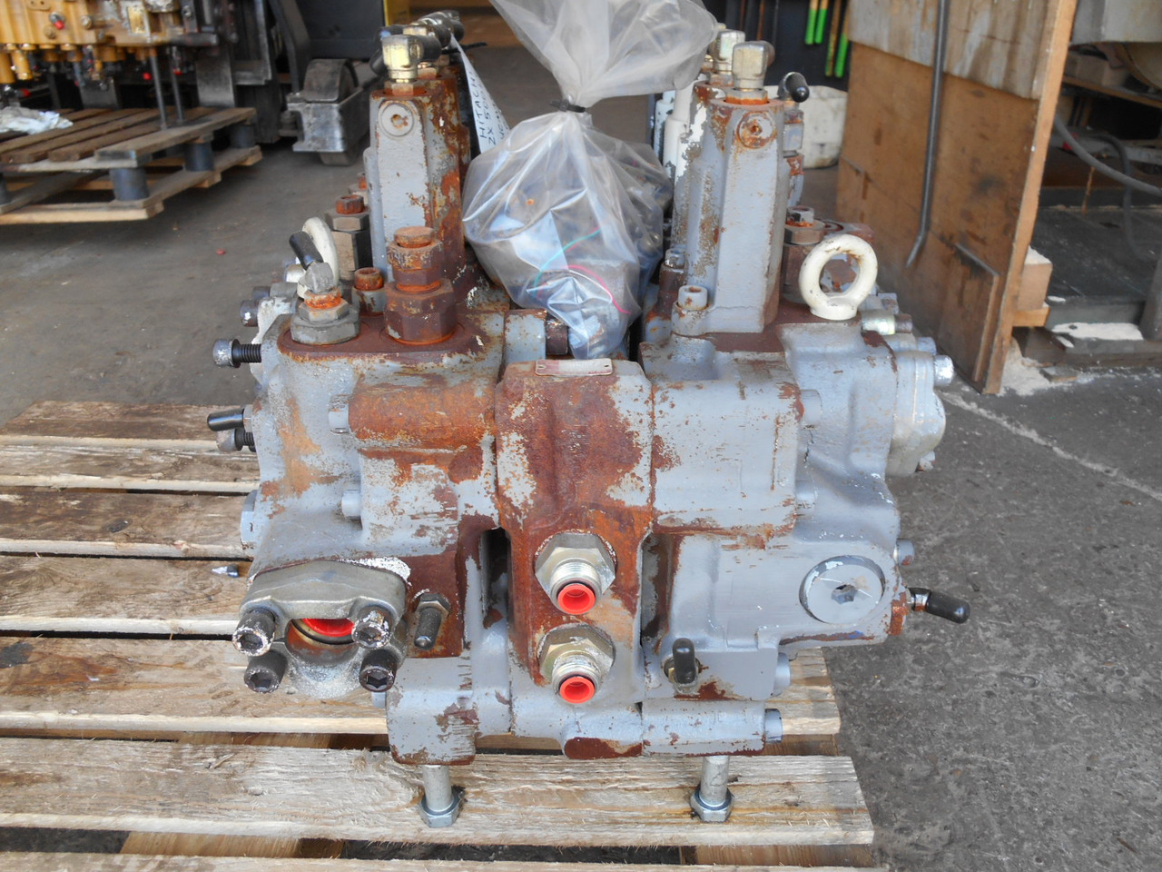 Shibaura UH36-108 - - Hydraulic valve for Construction machinery: picture 3 Shibaura UH36-108 - - Hydraulic valve for Construction machinery: picture 3