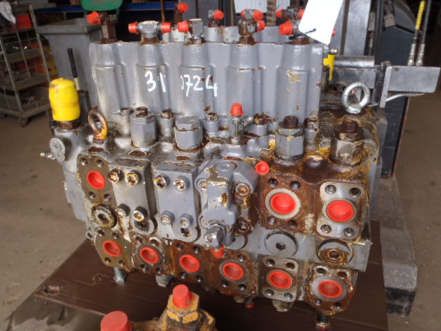 Shibaura UHX36-518 - - Hydraulic valve for Construction machinery: picture 1 Shibaura UHX36-518 - - Hydraulic valve for Construction machinery: picture 1