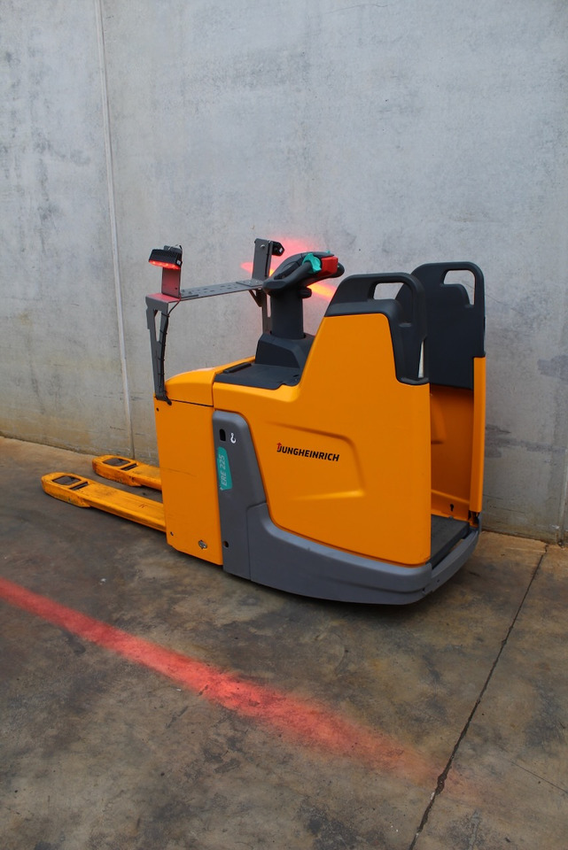 Jungheinrich ERE 225 - Pallet truck: picture 1 Jungheinrich ERE 225 - Pallet truck: picture 1