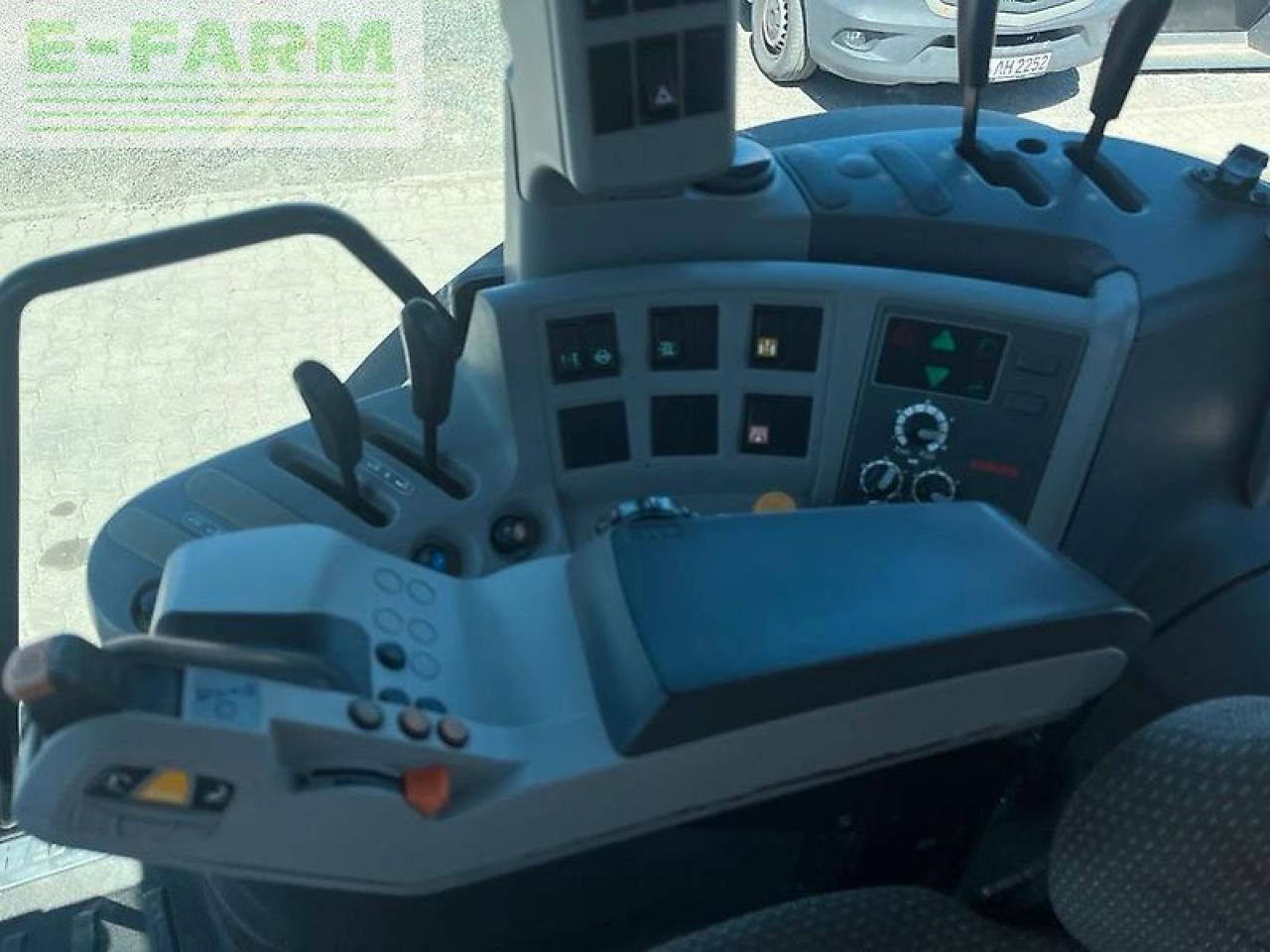Farm tractor CLAAS arion 620: picture 13