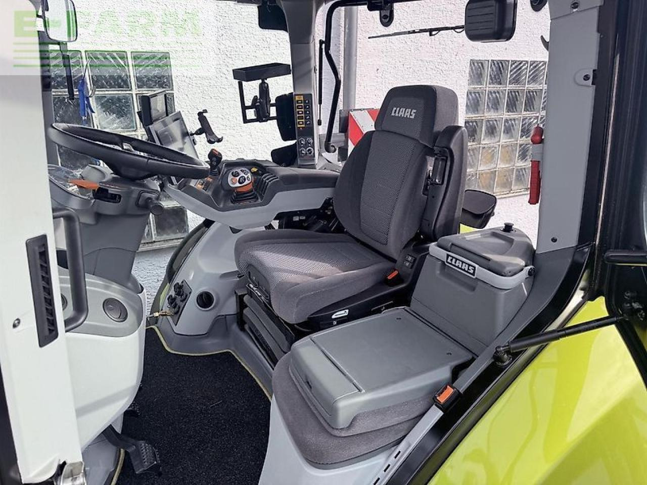 CLAAS axion 830 cebis cmatic CMATIC CEBIS - Farm tractor: picture 4 CLAAS axion 830 cebis cmatic CMATIC CEBIS - Farm tractor: picture 4