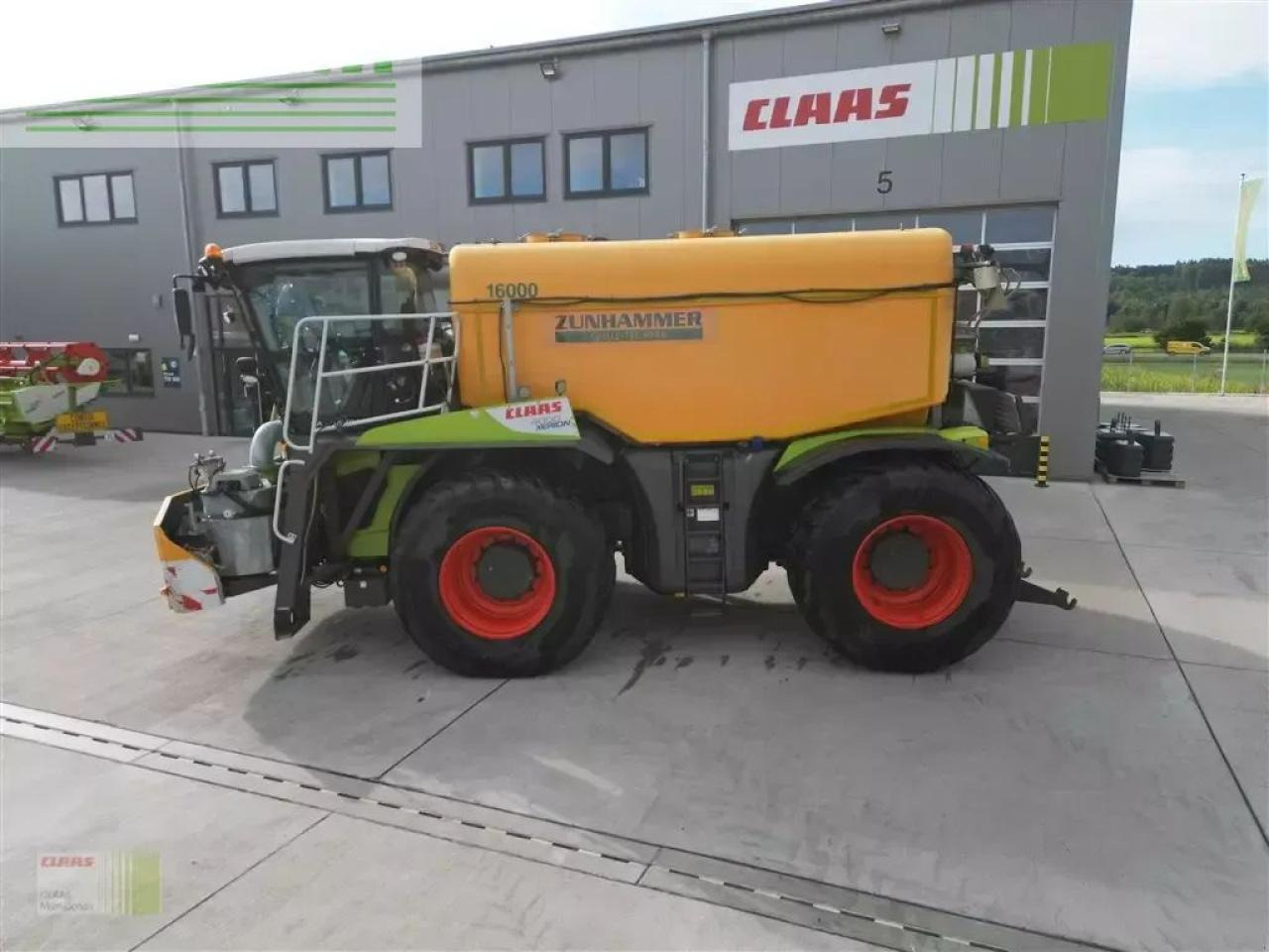 CLAAS xerion 4000 saddle trac SADDLE TRAC - Self-propelled sprayer: picture 3 CLAAS xerion 4000 saddle trac SADDLE TRAC - Self-propelled sprayer: picture 3