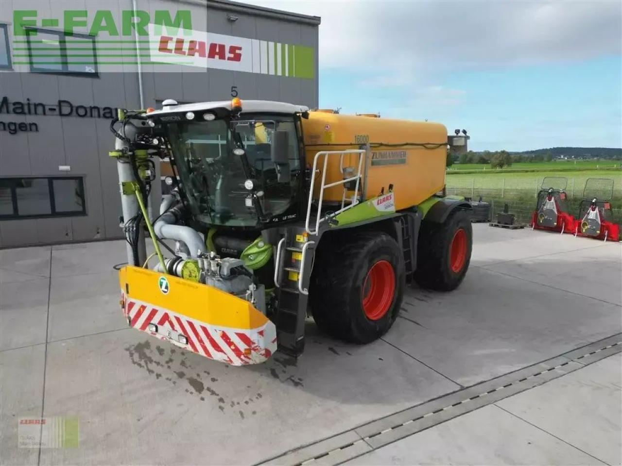 CLAAS xerion 4000 saddle trac SADDLE TRAC - Self-propelled sprayer: picture 1 CLAAS xerion 4000 saddle trac SADDLE TRAC - Self-propelled sprayer: picture 1