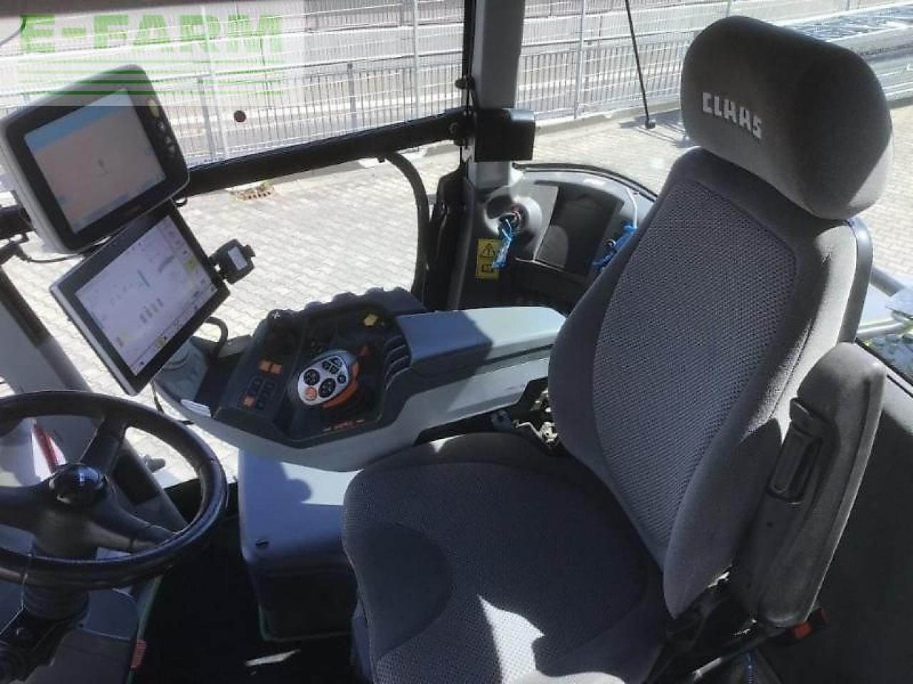 Farm tractor CLAAS xerion 5000 trac vc TRAC VC: picture 10