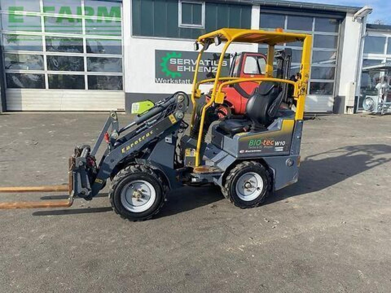 Eurotrac w 10 gebrauchter hoflader mit anbauwerkzeugen - Mini excavator: picture 1 Eurotrac w 10 gebrauchter hoflader mit anbauwerkzeugen - Mini excavator: picture 1
