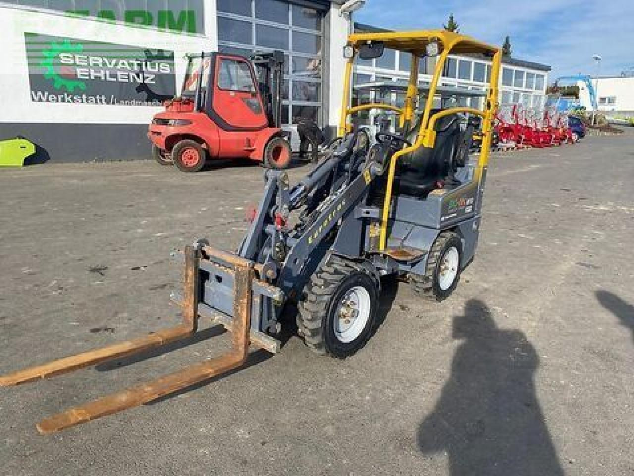 Eurotrac w 10 gebrauchter hoflader mit anbauwerkzeugen - Mini excavator: picture 2 Eurotrac w 10 gebrauchter hoflader mit anbauwerkzeugen - Mini excavator: picture 2