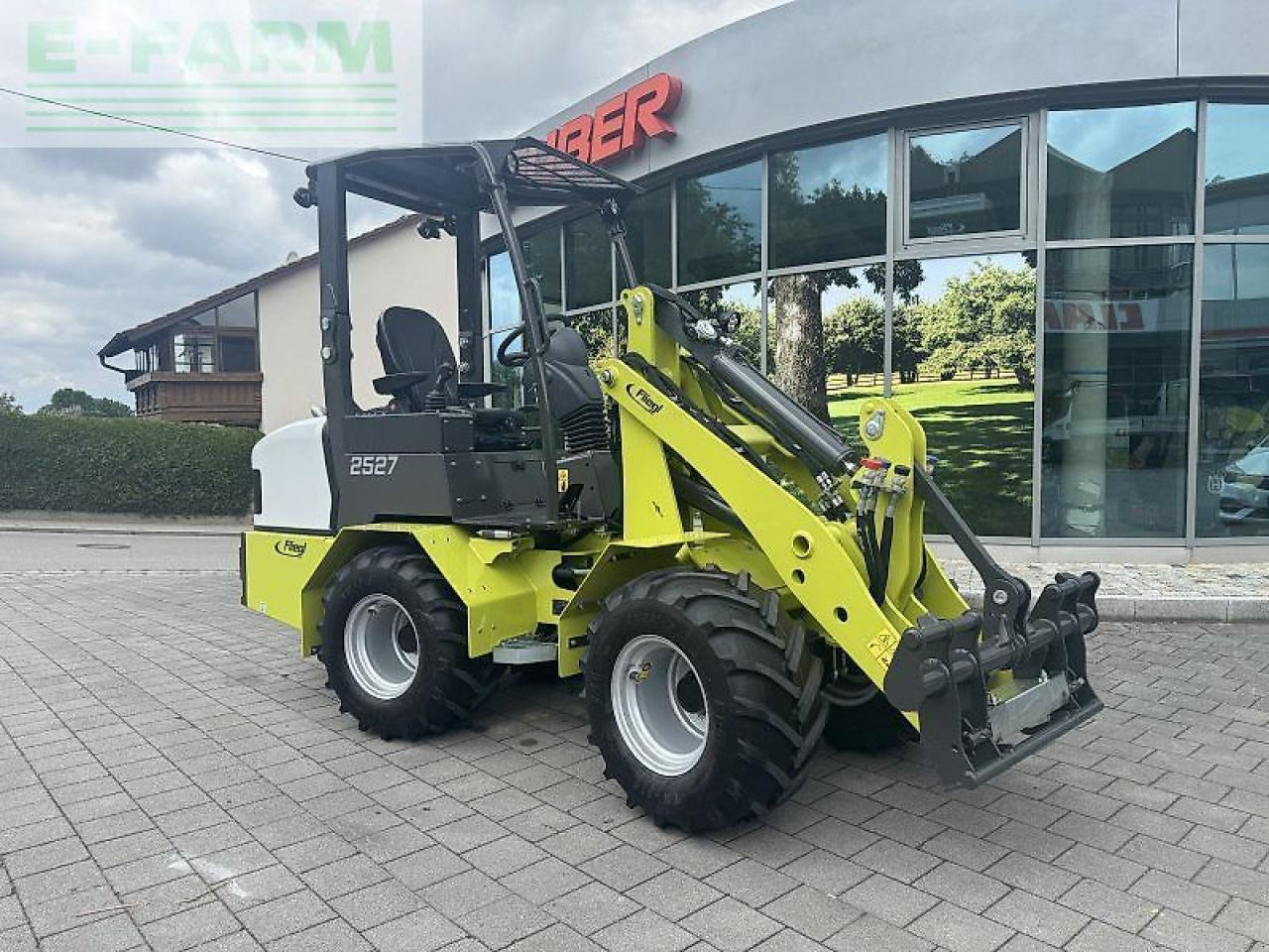Fliegl 25-27 inkl. 3 anbaugeräte - Mini excavator: picture 2 Fliegl 25-27 inkl. 3 anbaugeräte - Mini excavator: picture 2