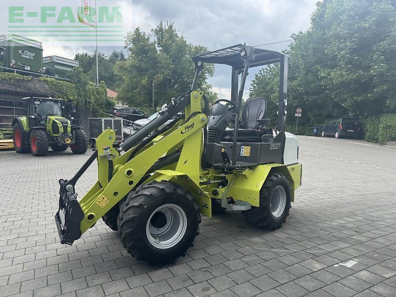 Fliegl 25-27 inkl. 3 anbaugeräte - Mini excavator: picture 4 Fliegl 25-27 inkl. 3 anbaugeräte - Mini excavator: picture 4