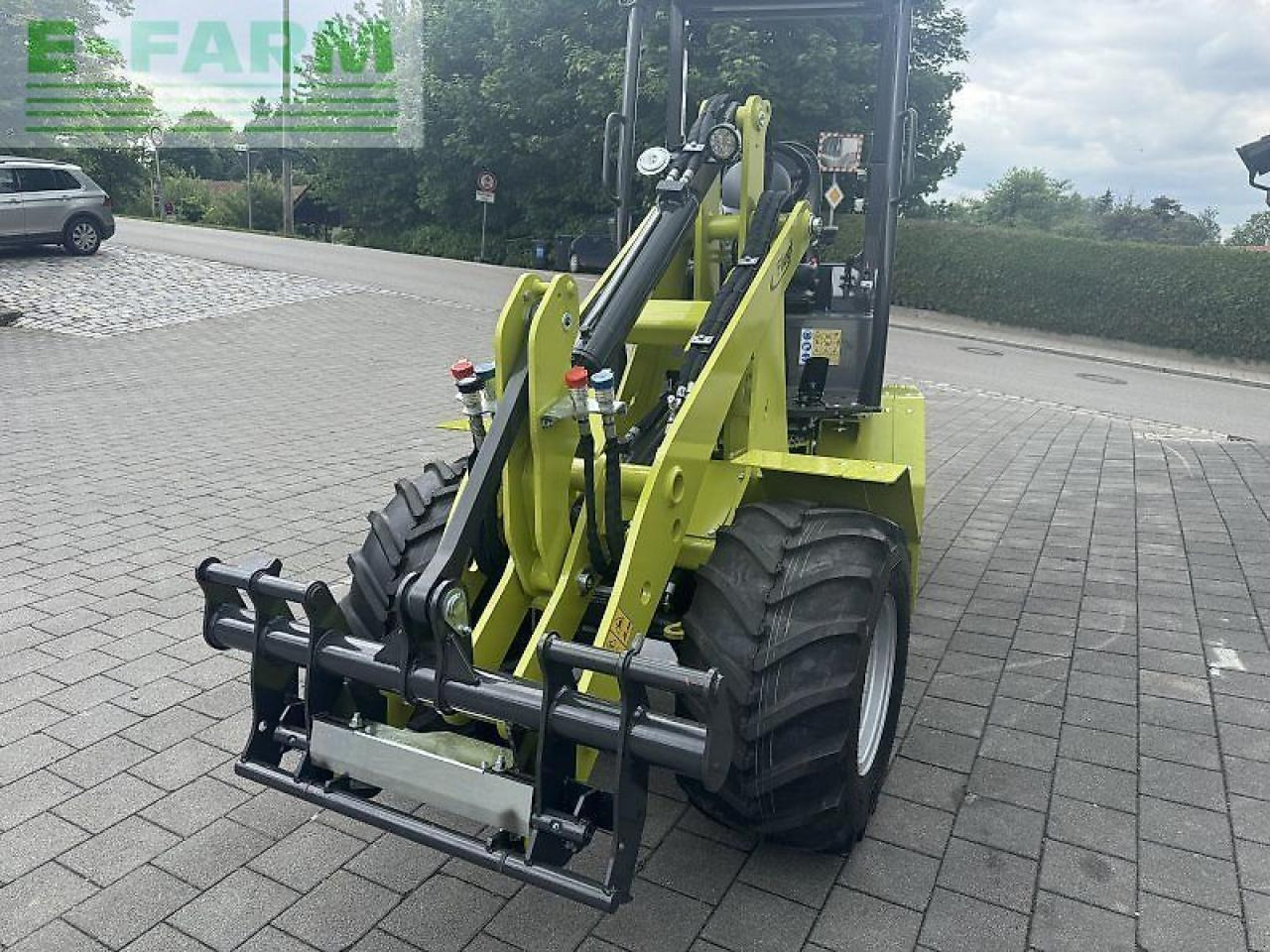 Fliegl 25-27 inkl. 3 anbaugeräte - Mini excavator: picture 3 Fliegl 25-27 inkl. 3 anbaugeräte - Mini excavator: picture 3