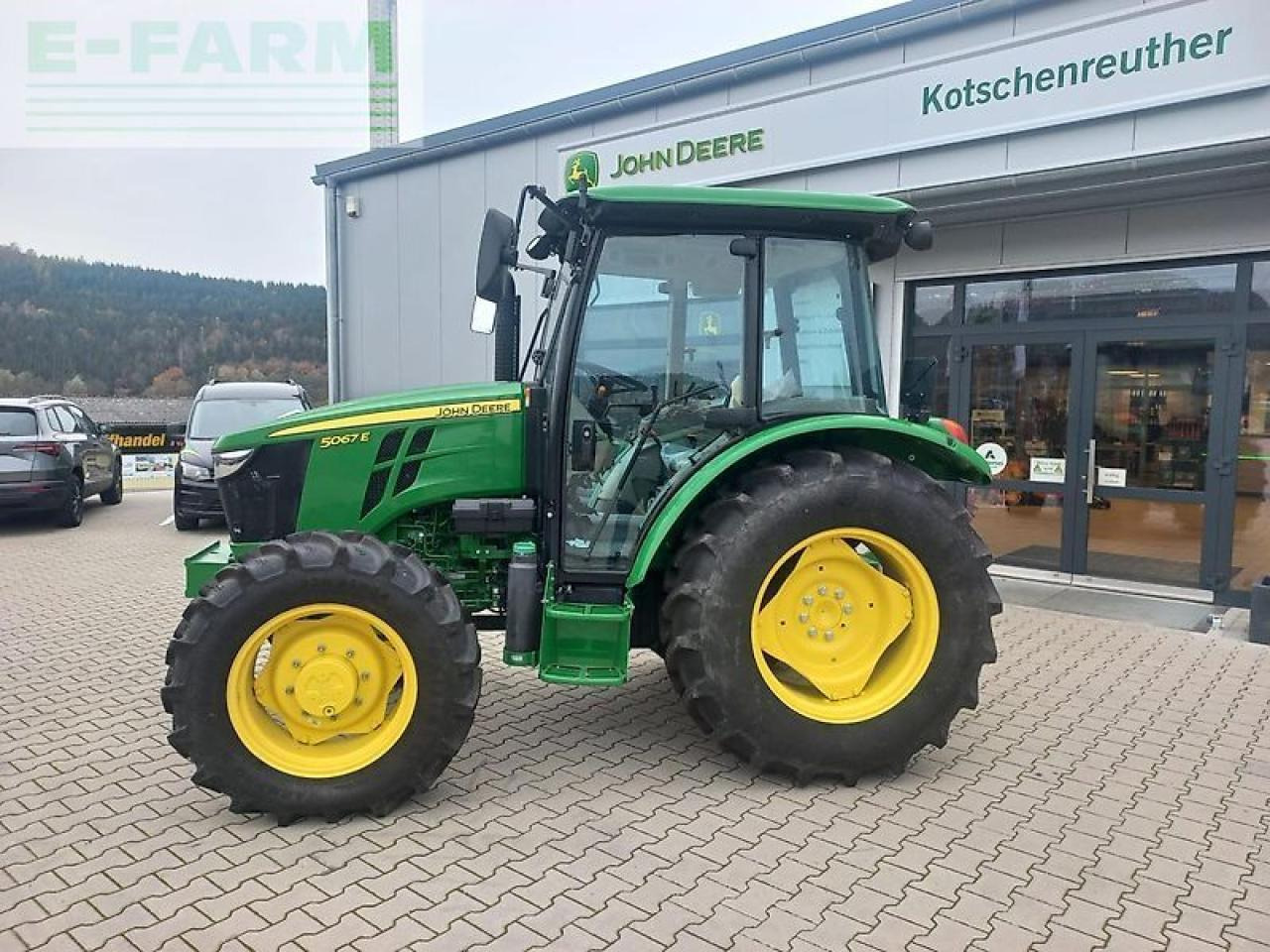 John Deere 5067e - Farm tractor: picture 2 John Deere 5067e - Farm tractor: picture 2