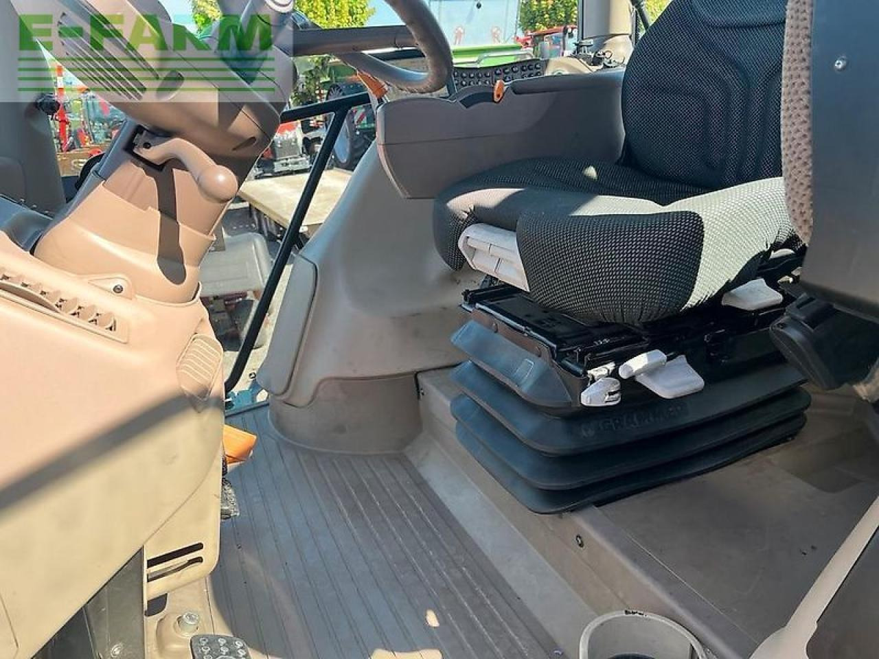 Farm tractor John Deere 6190r: picture 17