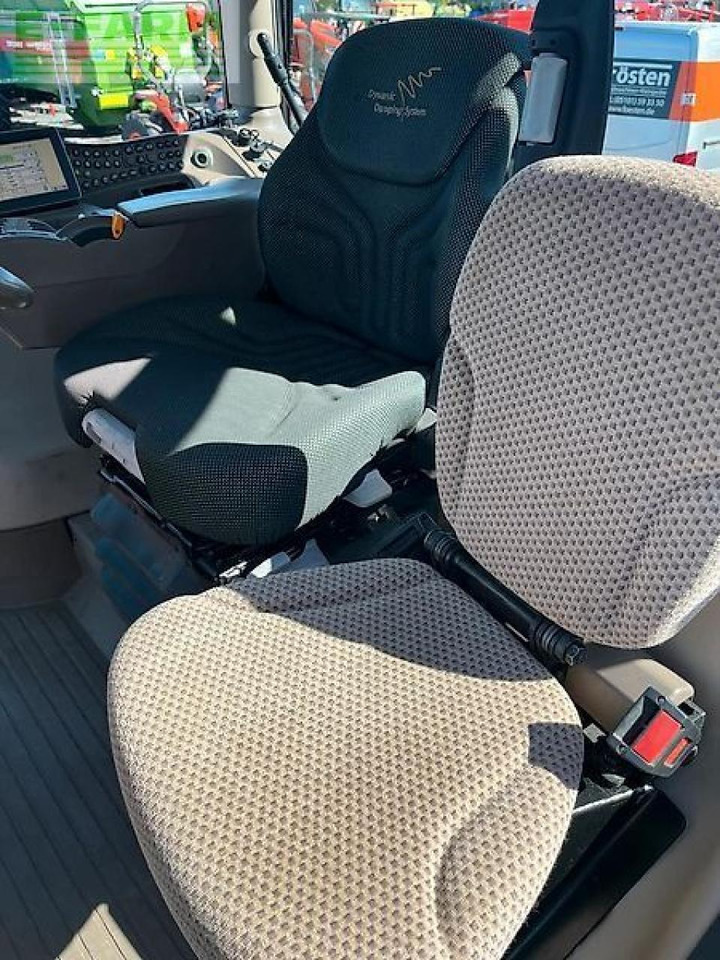 Farm tractor John Deere 6190r: picture 15