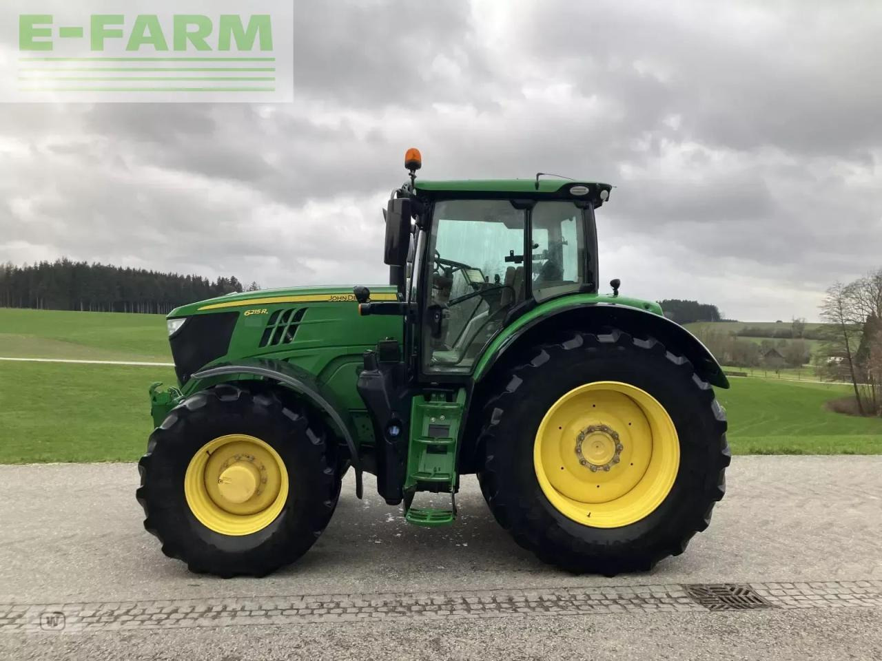 John Deere 6215r - Farm tractor: picture 2 John Deere 6215r - Farm tractor: picture 2