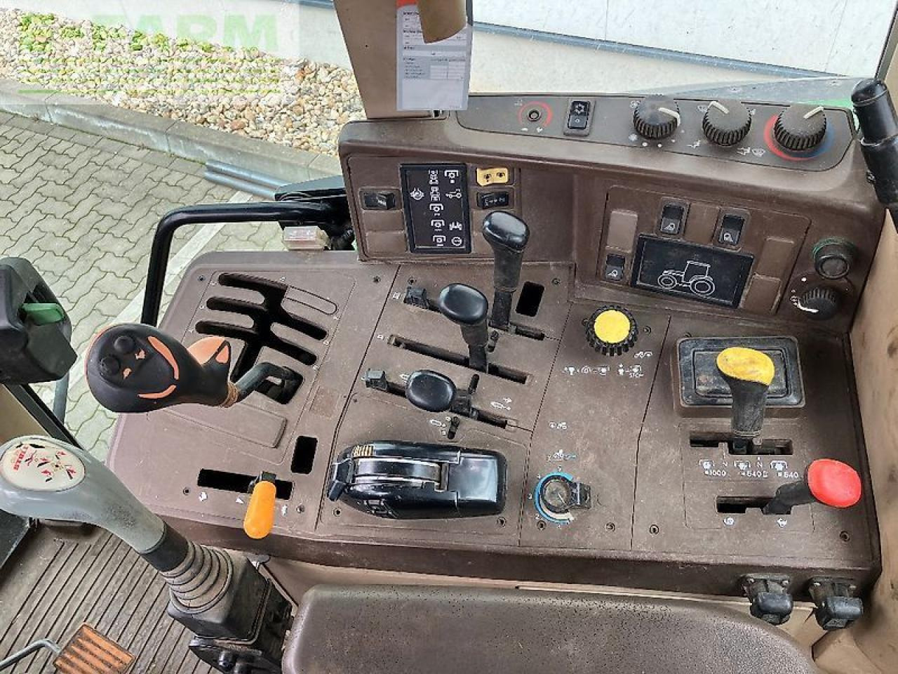 John Deere 6810 - Farm tractor: picture 5 John Deere 6810 - Farm tractor: picture 5