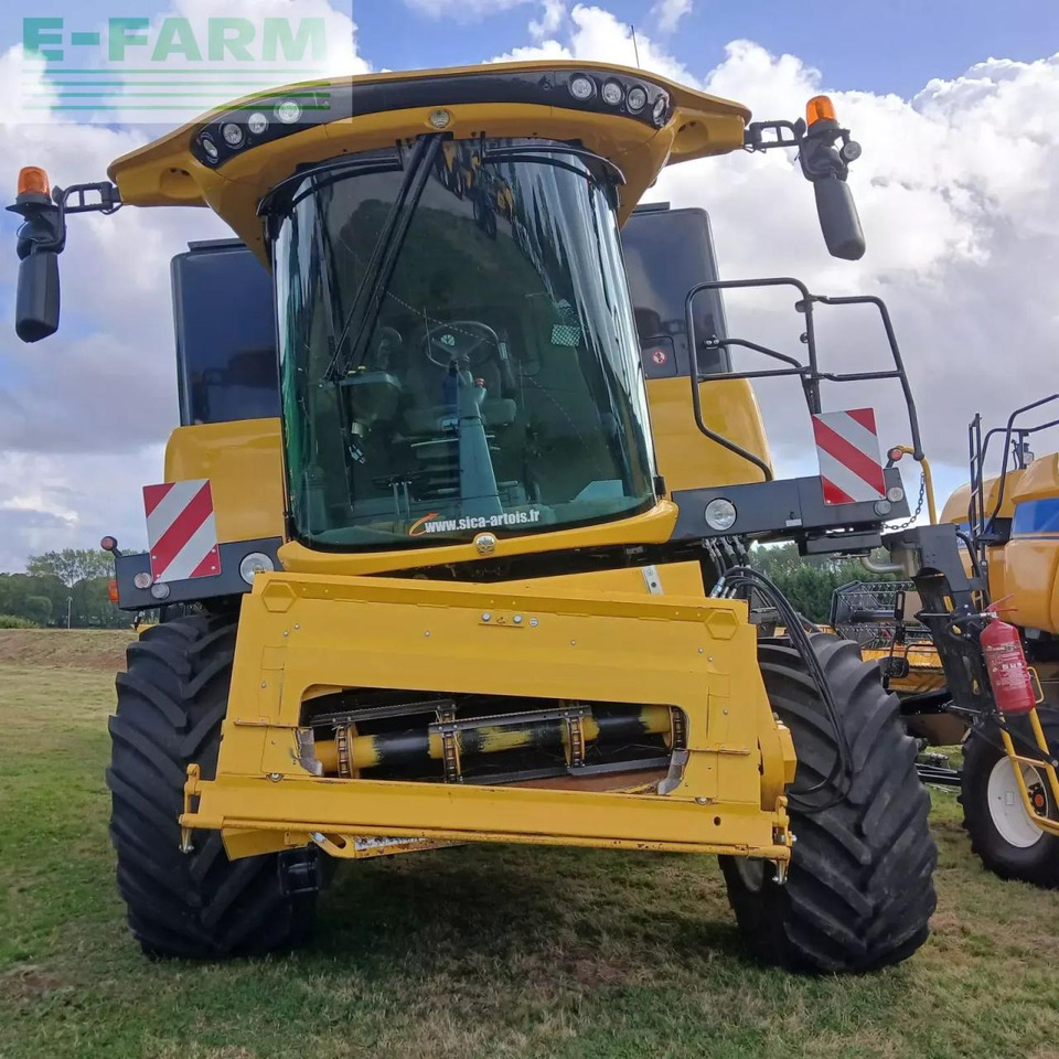New Holland cx 6.90 - Combine harvester: picture 4 New Holland cx 6.90 - Combine harvester: picture 4
