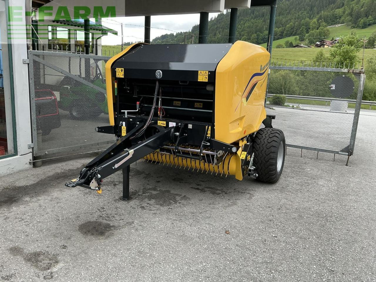 New Holland roll-bar 120 utility - Square baler: picture 1 New Holland roll-bar 120 utility - Square baler: picture 1