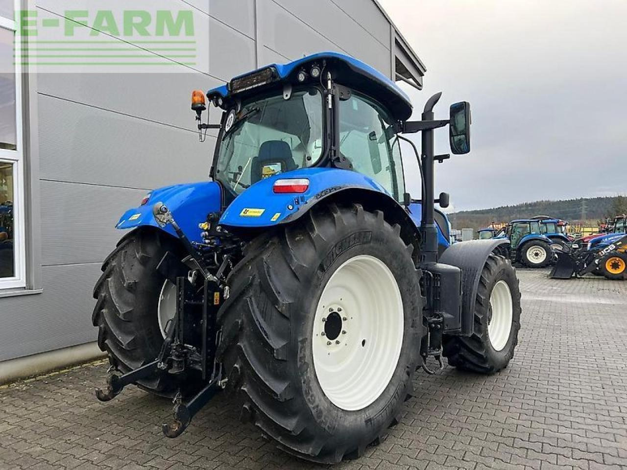 New Holland t 7.210 rc - Farm tractor: picture 3 New Holland t 7.210 rc - Farm tractor: picture 3