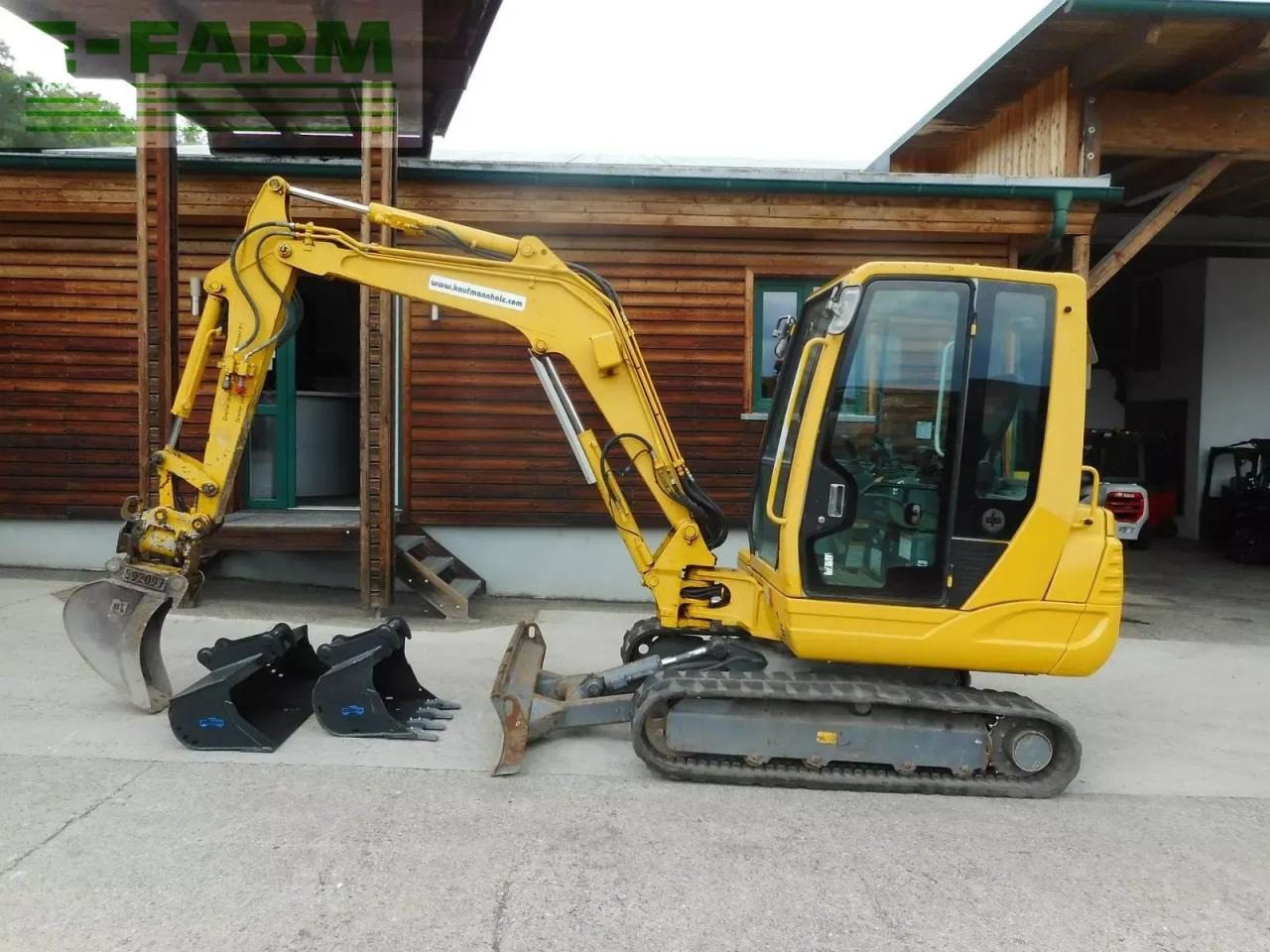 Takeuchi tb 235 ( 3.605kg ) powertilt + hydr. sw - Mini excavator: picture 1 Takeuchi tb 235 ( 3.605kg ) powertilt + hydr. sw - Mini excavator: picture 1