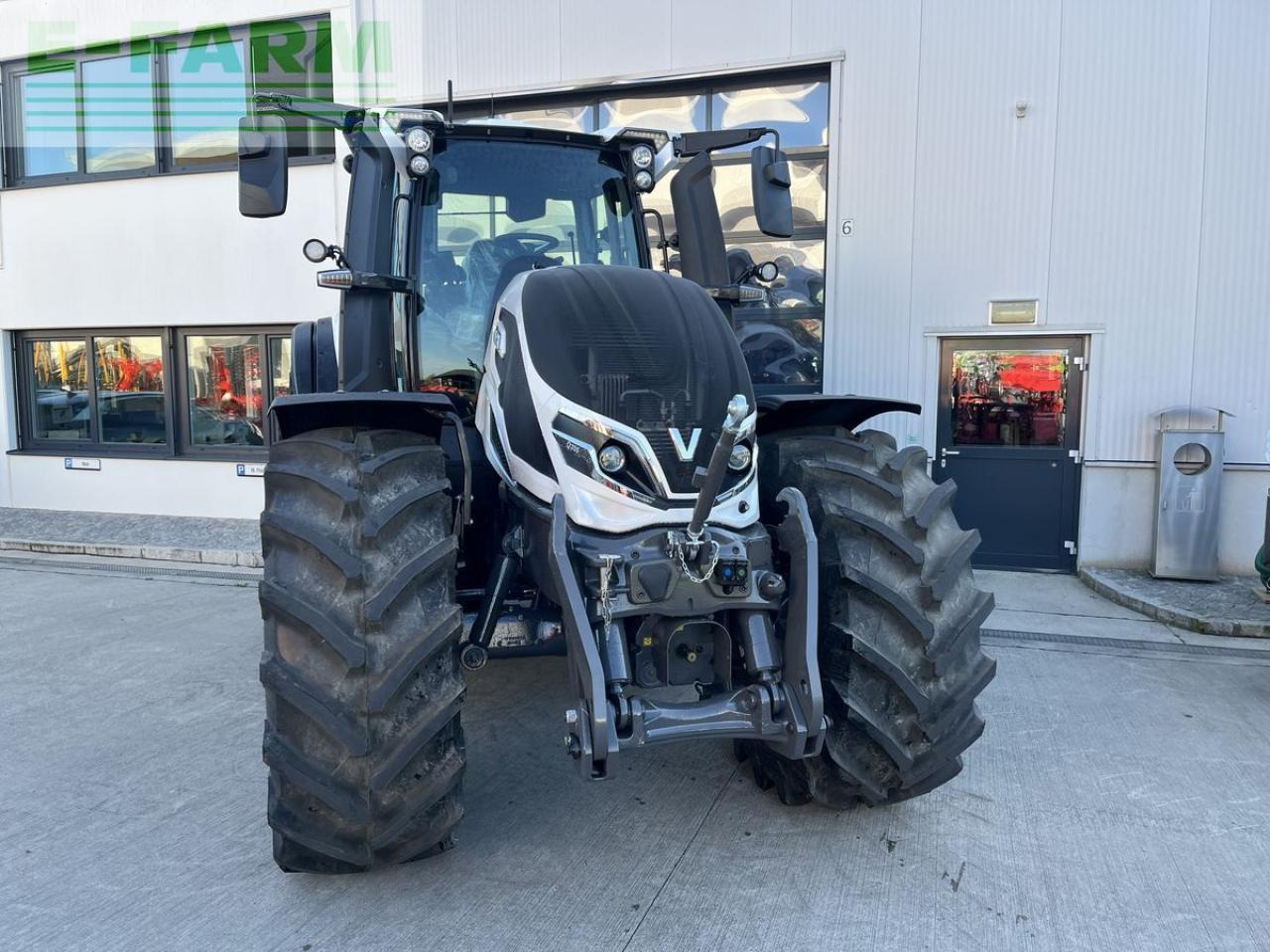 Valtra q305 - Farm tractor: picture 2 Valtra q305 - Farm tractor: picture 2