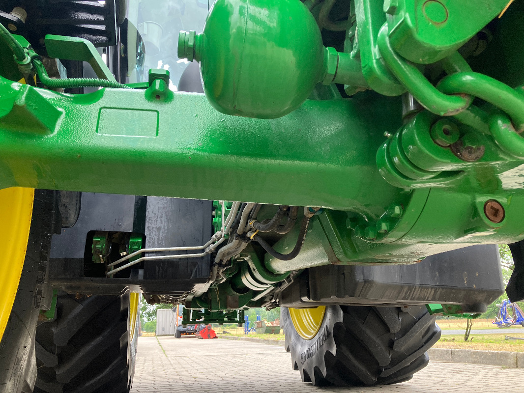 John Deere 6R185 - Farm tractor: picture 2 John Deere 6R185 - Farm tractor: picture 2