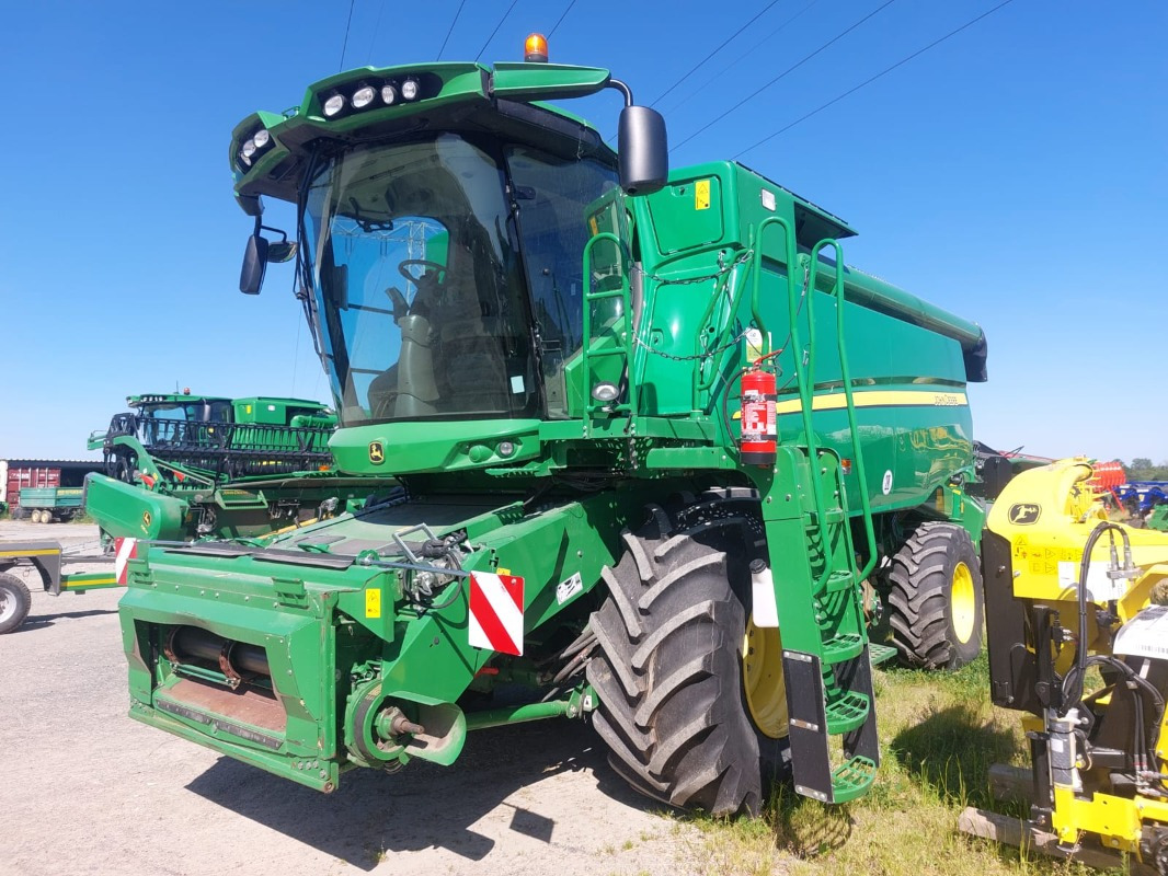 John Deere T550 - Combine harvester: picture 1 John Deere T550 - Combine harvester: picture 1
