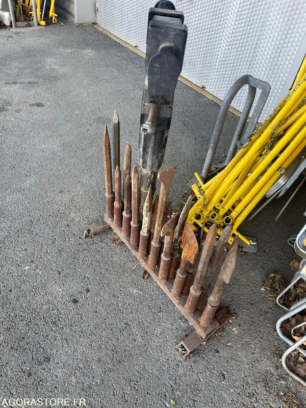 1 Compresseur mobile (+1 marteau perforateur,4 spatules,7 burins,1meuleuse,1 déb - Air compressor: picture 4 1 Compresseur mobile (+1 marteau perforateur,4 spatules,7 burins,1meuleuse,1 déb - Air compressor: picture 4
