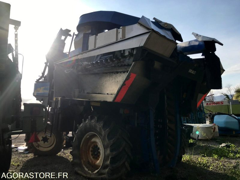 VENDENGEUSE NEW HOLLAND - VL6050 (année 2007) - Agricultural machinery: picture 4 VENDENGEUSE NEW HOLLAND - VL6050 (année 2007) - Agricultural machinery: picture 4