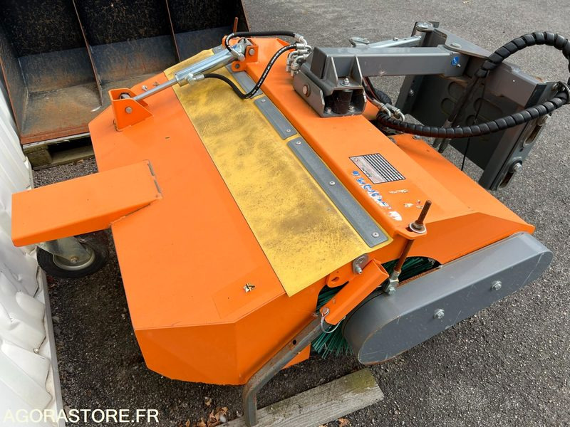 Balayeuse valet de ferme. - Road sweeper: picture 1 Balayeuse valet de ferme. - Road sweeper: picture 1