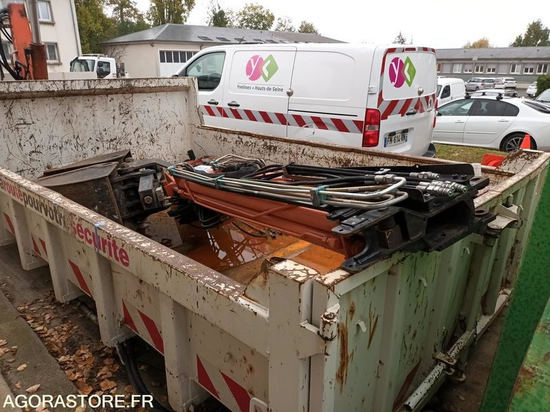 Benne sur Berce avec Grue intégrée - Construction equipment: picture 2 Benne sur Berce avec Grue intégrée - Construction equipment: picture 2