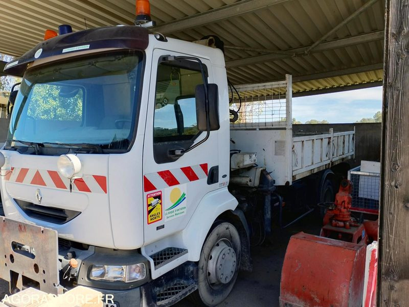 CAMION GRUE 250 RENAULT - Snow removal vehicle: picture 1 CAMION GRUE 250 RENAULT - Snow removal vehicle: picture 1