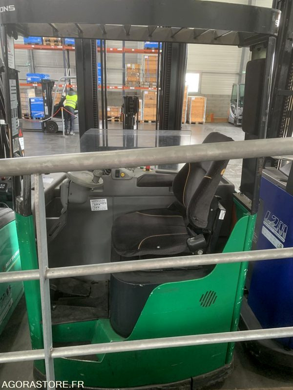 CHARIOT NISSAN CAT5 R489 AVEC CHARGEUR EN L'ETAT - Reach truck: picture 3 CHARIOT NISSAN CAT5 R489 AVEC CHARGEUR EN L'ETAT - Reach truck: picture 3