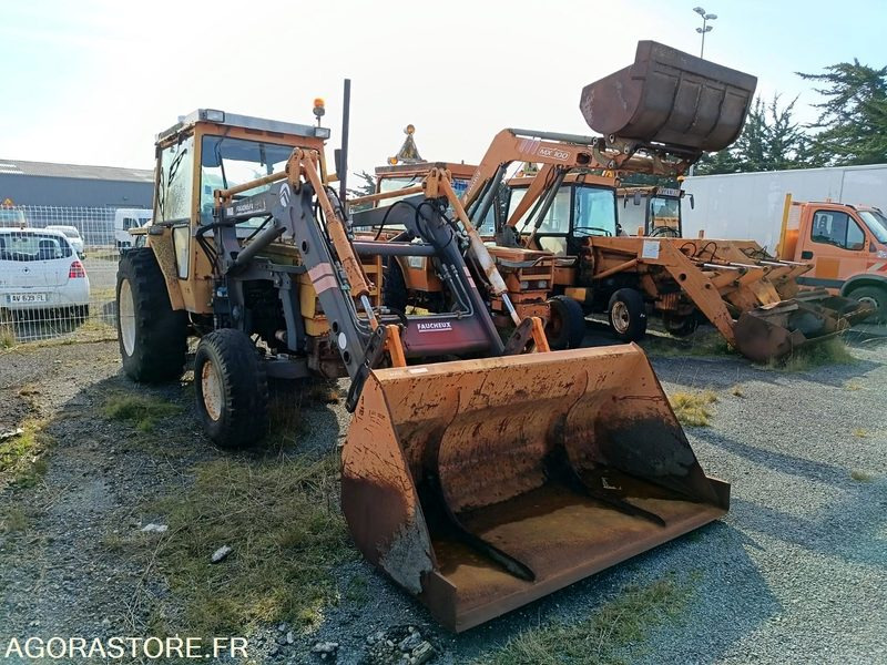 CQ-617-AN Tracteur Renault 800 M + chargeur - Farm tractor: picture 3 CQ-617-AN Tracteur Renault 800 M + chargeur - Farm tractor: picture 3