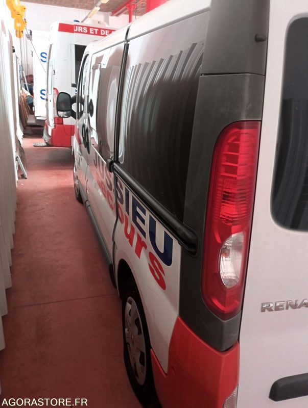 CR-813-RB - Non Roulant - Renault TRAFIC - VASP - 296 012 Kms - Ambulance: picture 4 CR-813-RB - Non Roulant - Renault TRAFIC - VASP - 296 012 Kms - Ambulance: picture 4