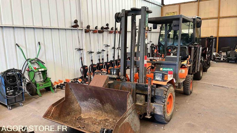 Chariot de levage KUBOTA C11M 1645h - 2014 godet + fourches - Tool/ Equipment: picture 1 Chariot de levage KUBOTA C11M 1645h - 2014 godet + fourches - Tool/ Equipment: picture 1