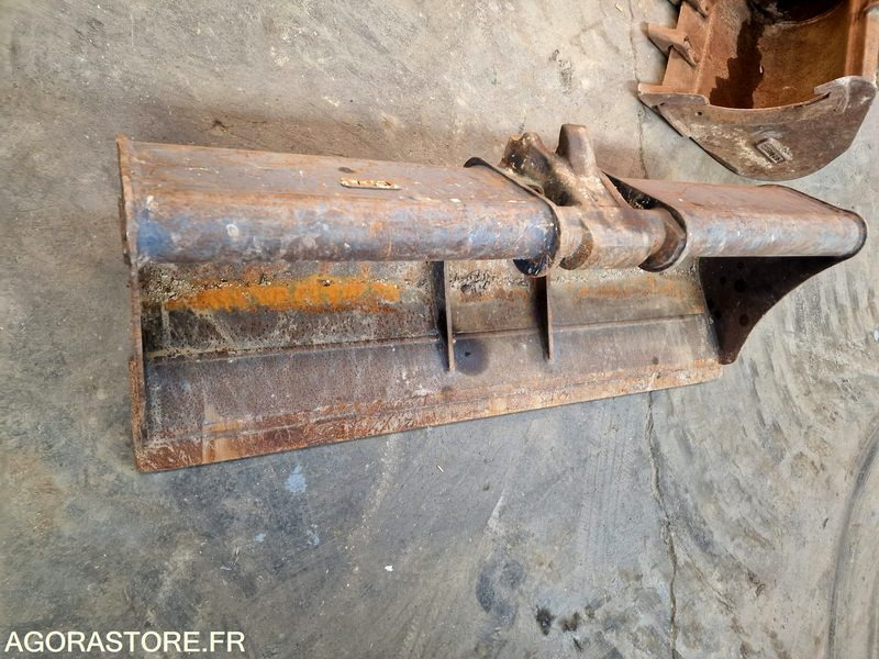 GODET (140) ADAPTE ATTACHE MORIN M5 - Excavator bucket: picture 2 GODET (140) ADAPTE ATTACHE MORIN M5 - Excavator bucket: picture 2