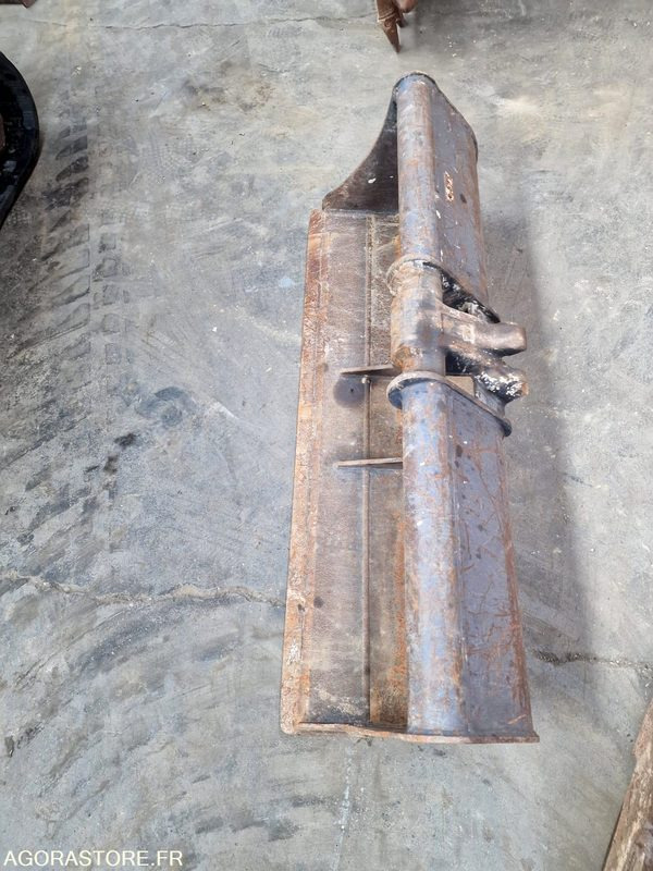 GODET (140) ADAPTE ATTACHE MORIN M5 - Excavator bucket: picture 3 GODET (140) ADAPTE ATTACHE MORIN M5 - Excavator bucket: picture 3