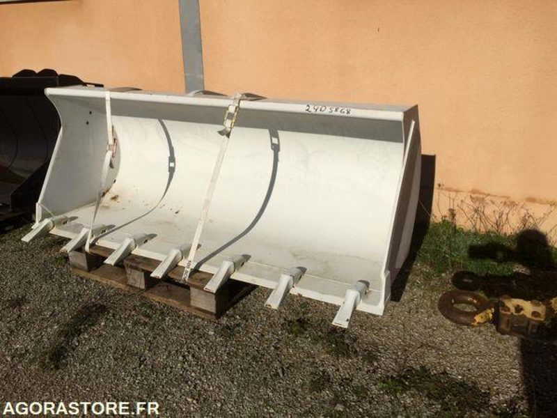 Godet neuf de chargeuse 2000mm New Holland W50, W60, W70, W80 - Loader bucket: picture 1 Godet neuf de chargeuse 2000mm New Holland W50, W60, W70, W80 - Loader bucket: picture 1