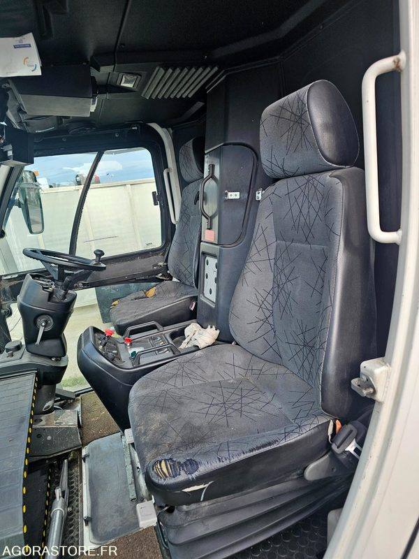 LAVEUSE MATIS - 2013 - 8370 h - NA5L3A0010 - Road sweeper: picture 5 LAVEUSE MATIS - 2013 - 8370 h - NA5L3A0010 - Road sweeper: picture 5