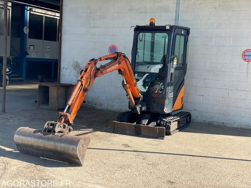 MINI-PELLE SUR CHENILLE CAOUTCHOUC HITACHI ZX17U-2 15CV 1.9T AVEC 3 GODETS - Excavator: picture 1 MINI-PELLE SUR CHENILLE CAOUTCHOUC HITACHI ZX17U-2 15CV 1.9T AVEC 3 GODETS - Excavator: picture 1