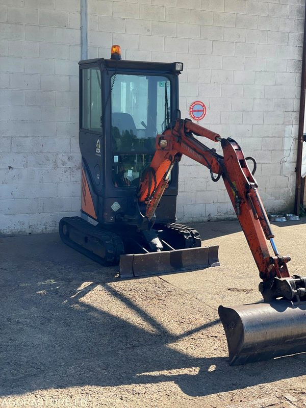 MINI-PELLE SUR CHENILLE CAOUTCHOUC HITACHI ZX17U-2 15CV 1.9T AVEC 3 GODETS - Excavator: picture 3 MINI-PELLE SUR CHENILLE CAOUTCHOUC HITACHI ZX17U-2 15CV 1.9T AVEC 3 GODETS - Excavator: picture 3