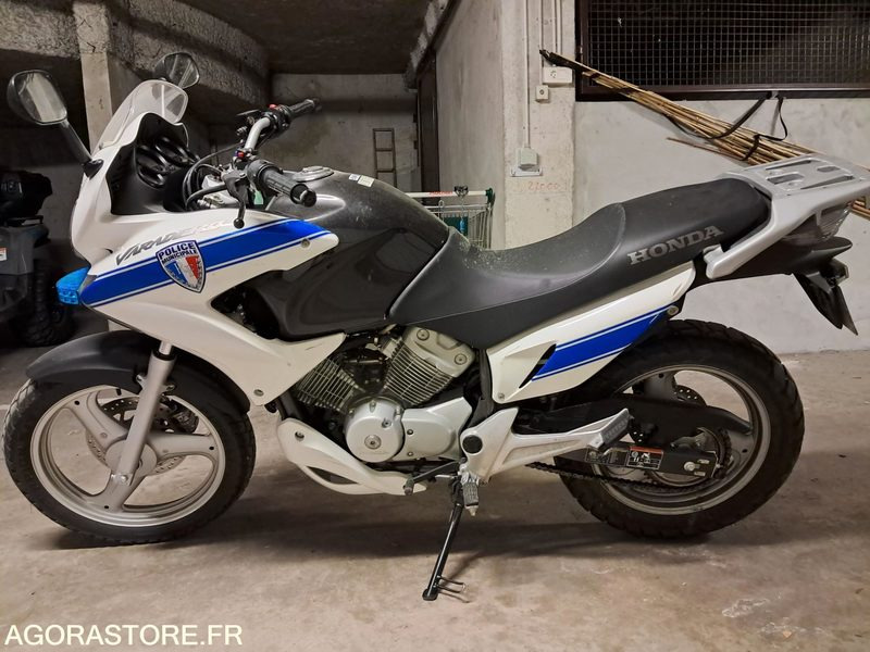 MOTO HONDA VARADERO 125 - POLICE MUNICIPALE - Motorcycle: picture 1 MOTO HONDA VARADERO 125 - POLICE MUNICIPALE - Motorcycle: picture 1